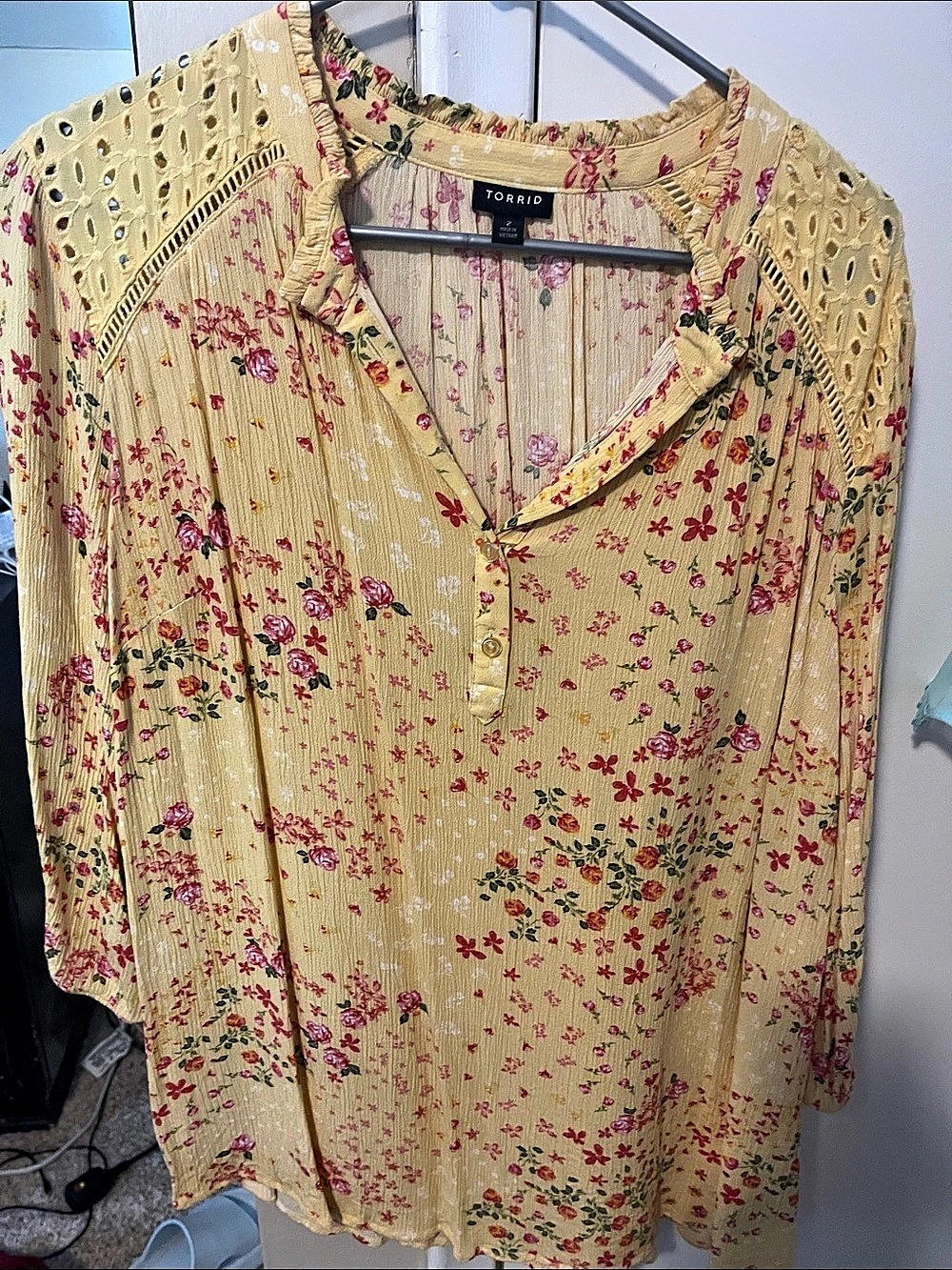 Torrid Floral Blouse in Yellow & Pink Size 2 Like New